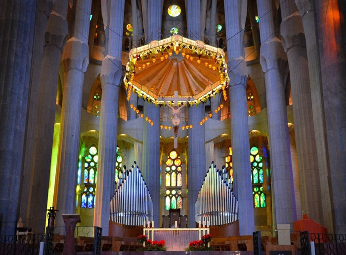 Восхитительное величие храма (Temple Expiatori De La Sagrada Familia).